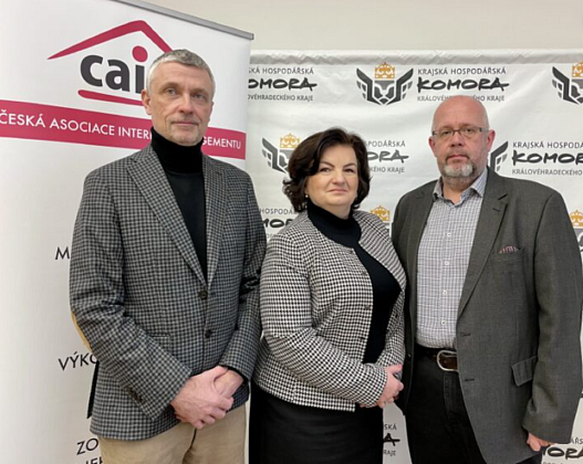 CAIM se podílela na třídílném speciálním podcastu NA KOMORU